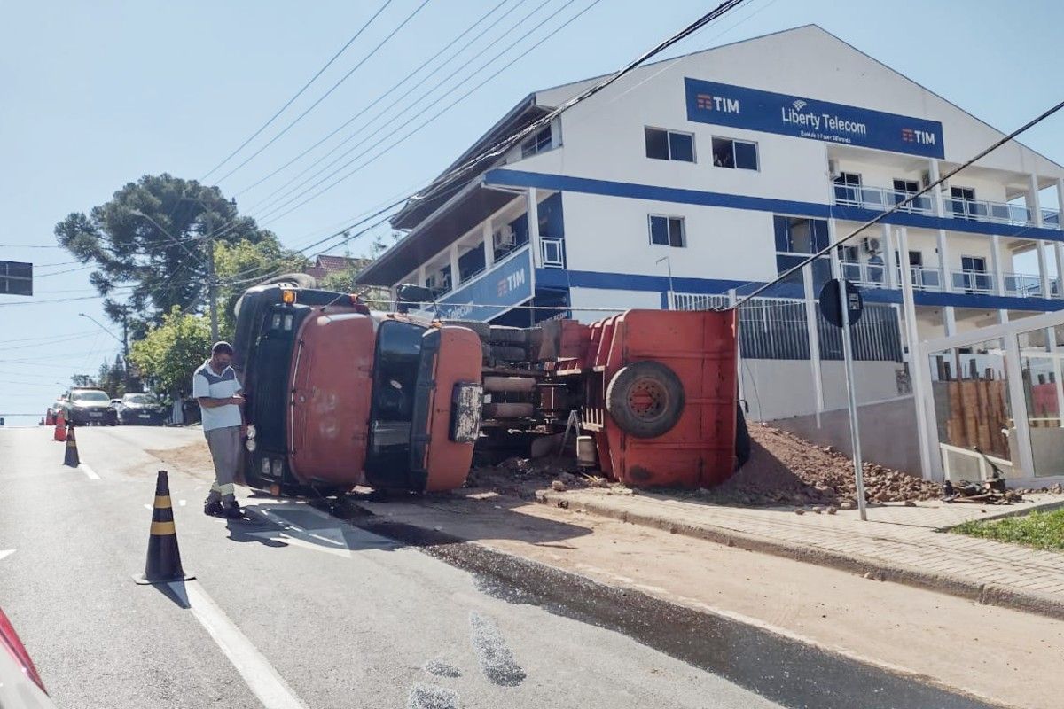 Caminhão tombado na Rua Dr. Roberto Barrozo