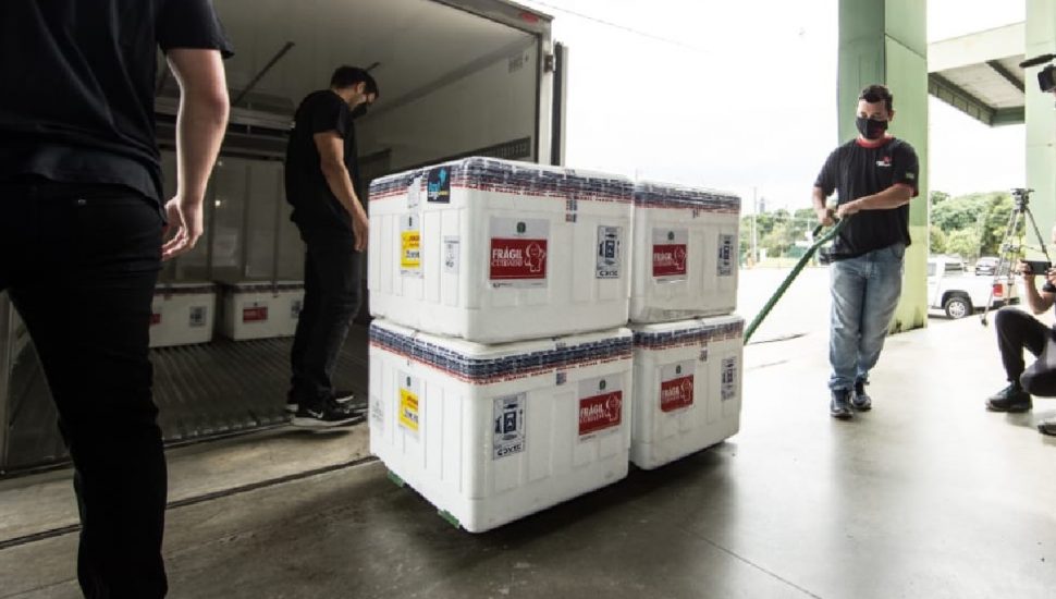 Paraná recebe doses de vacina
