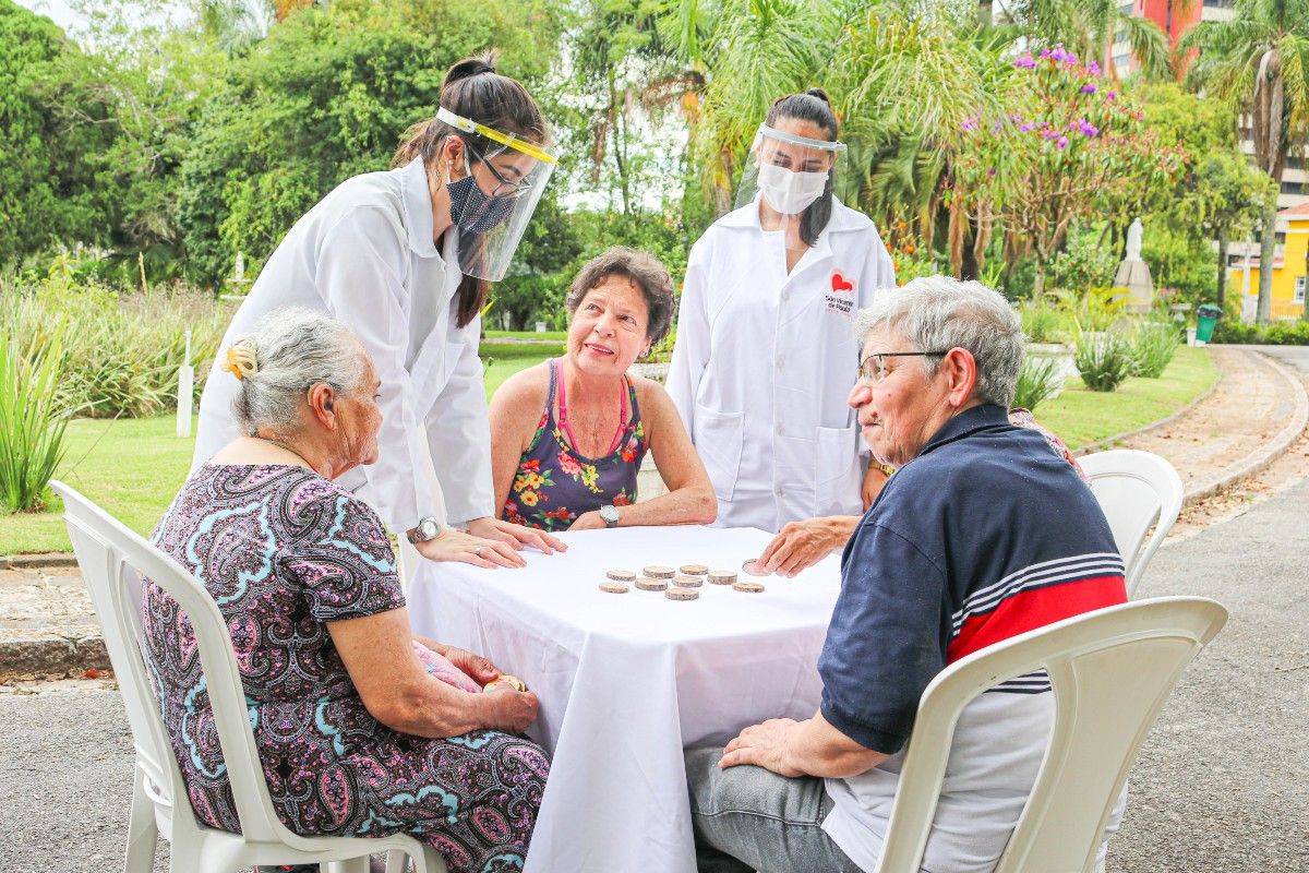 Pandemia muda vida e rotina em asilos de Curitiba