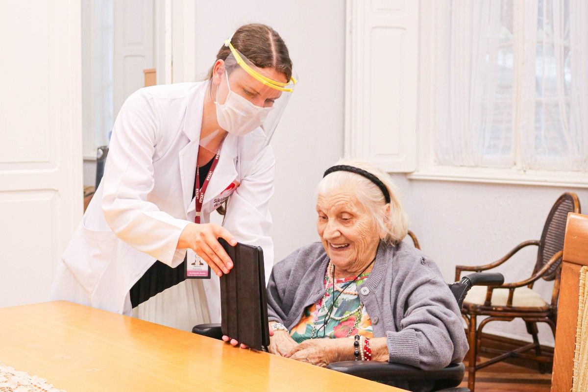 Pandemia muda vida e rotina em asilos de Curitiba