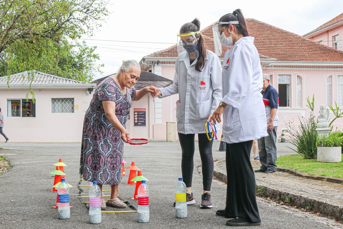 Pandemia muda vida e rotina em asilos de Curitiba