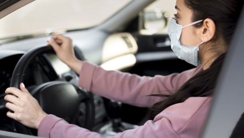 Motorista com máscara contra covid