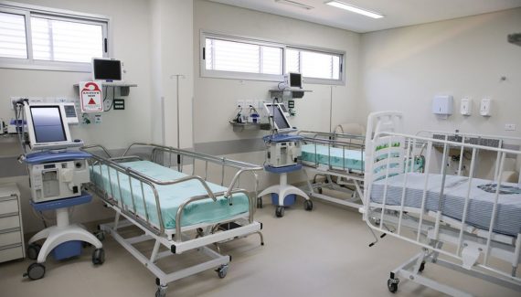 Leitos para pacientes com covid-19.