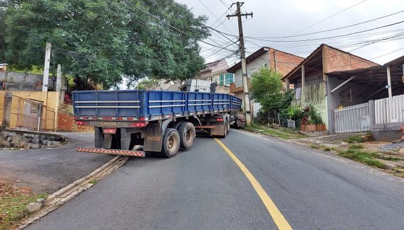 caminhão bloqueia rua no Abranches