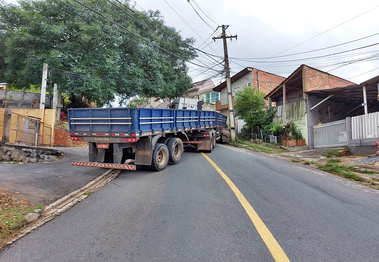 caminhão bloqueia rua no Abranches