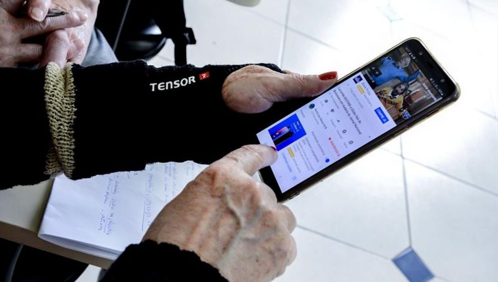 Curso para idosos mexerem no celular