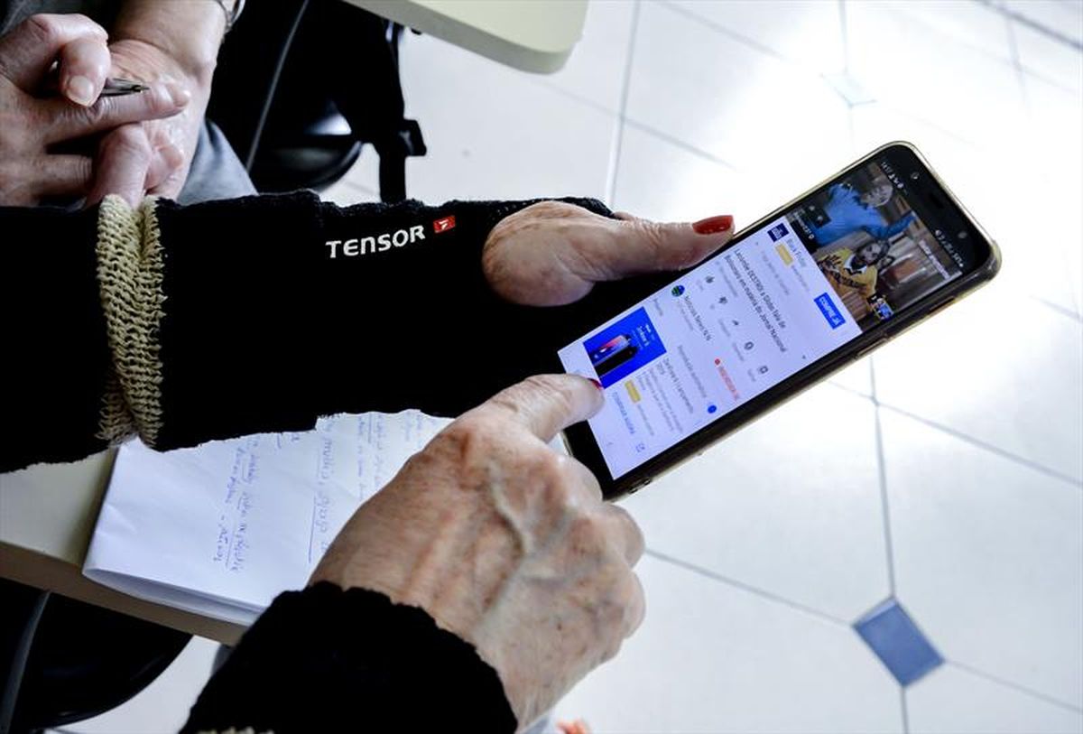 Curso para idosos mexerem no celular