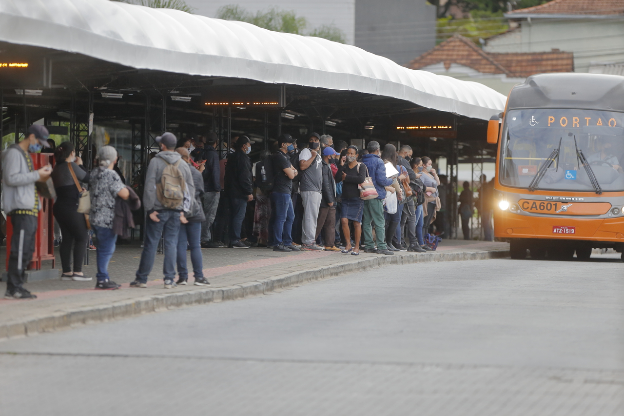 ônibus só podem circular com 50% da lotação a partir deste sábado (13) em Curitiba