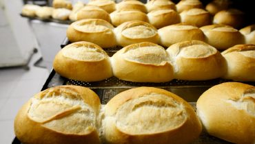 Pão francês é vendido sem imposto em 24 padarias de Curitiba em protesto de empresários.