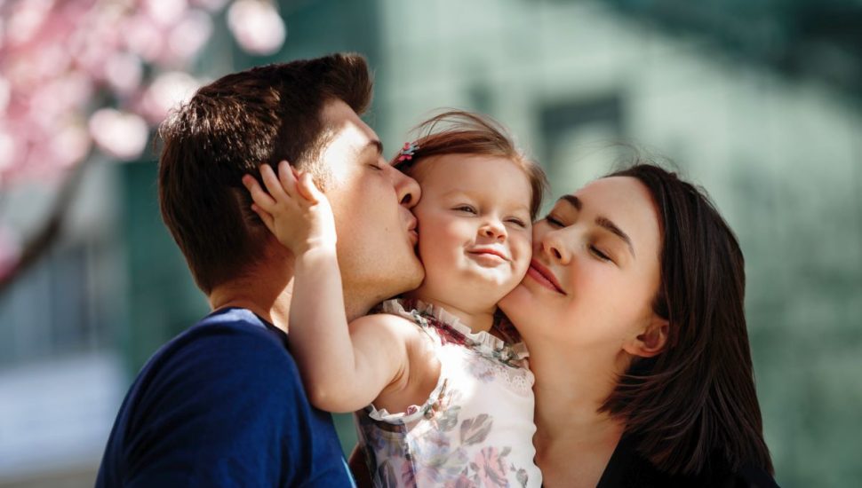 Crianças precisam ser tocadas, beijadas e abraçadas para melhor se desenvolverem