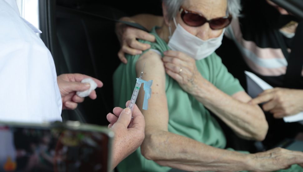 Depois do início da vacinação, número de casso e mrotes em idosos com mais de 90 anos diminui