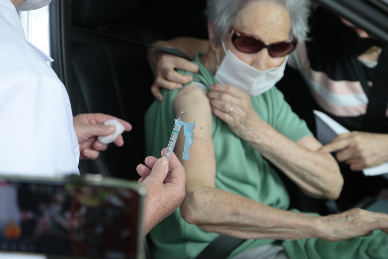 Depois do início da vacinação, número de casso e mrotes em idosos com mais de 90 anos diminui