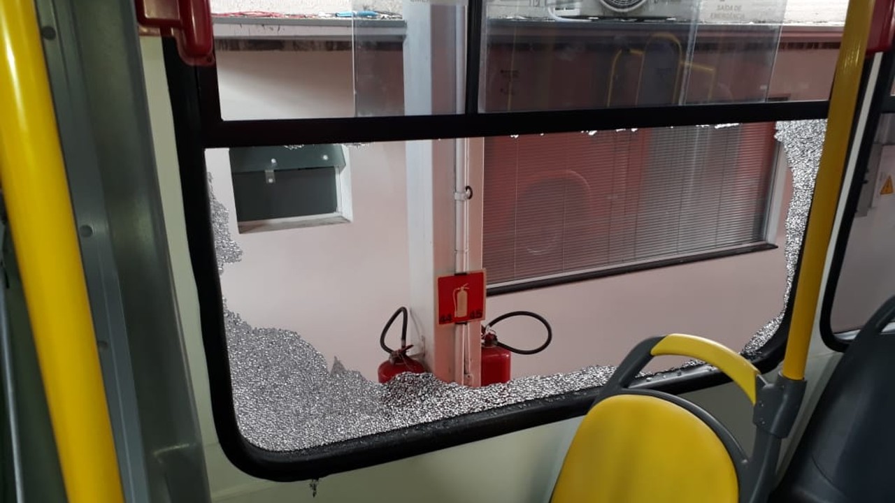 Veículo ficou com janelas danificadas após a briga entre torcedores.