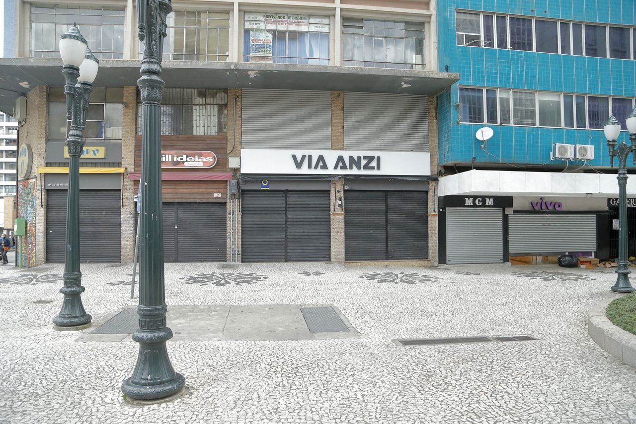 Comércio fechado em Curitiba