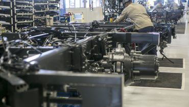 Volvo corta produção de caminhões por falta de insumos na pandemia