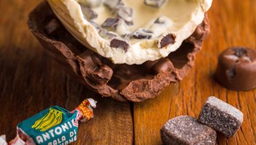 Ovo de Páscoa com bala de banana de Antonina