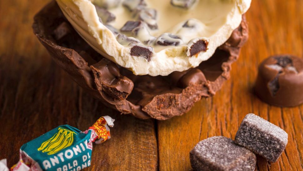 Ovo de Páscoa com bala de banana de Antonina