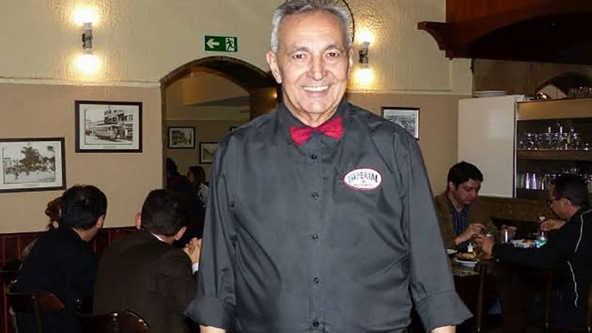garçom do restaurante Imperial