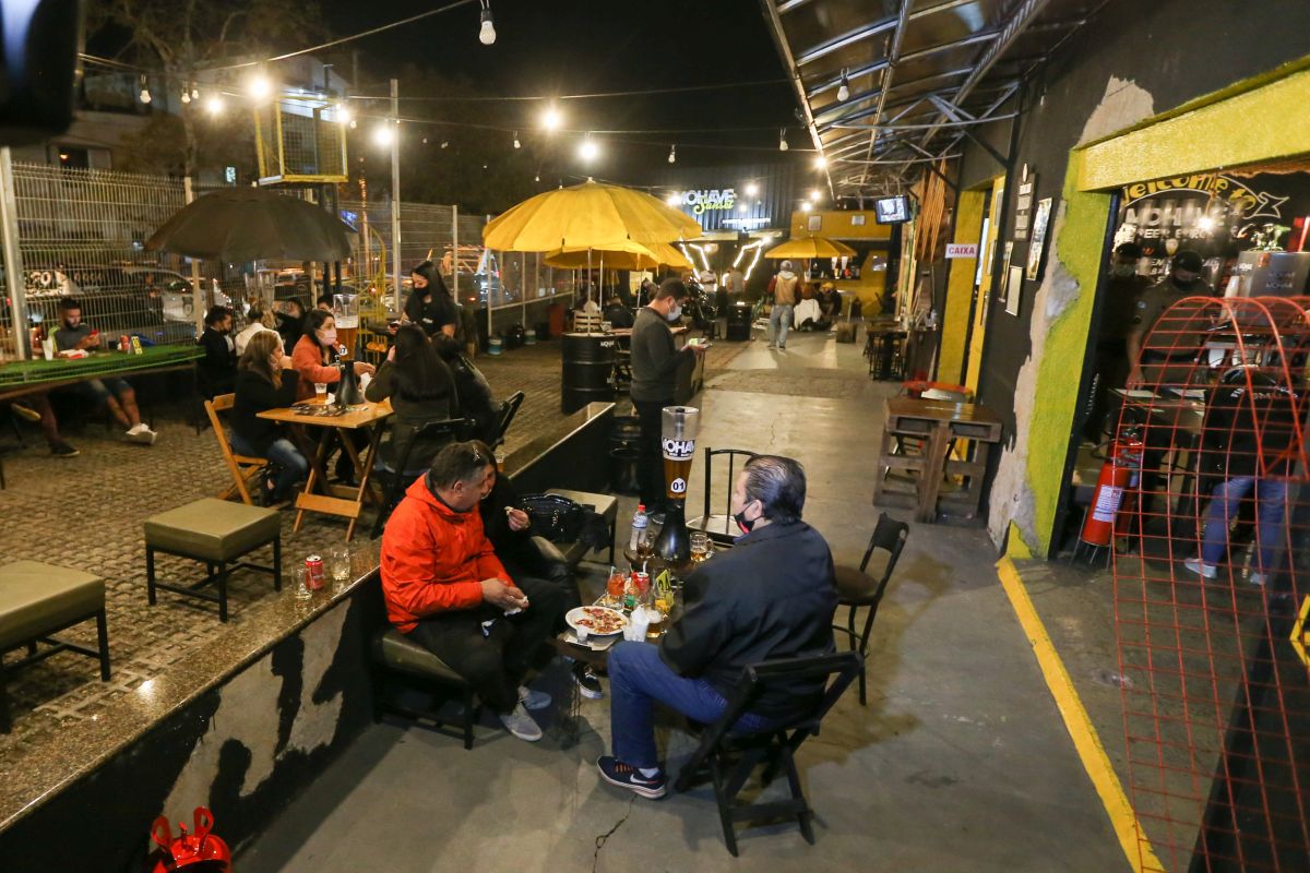 Vereadores querem que restaurantes funcionem até mais tarde em Curitiba