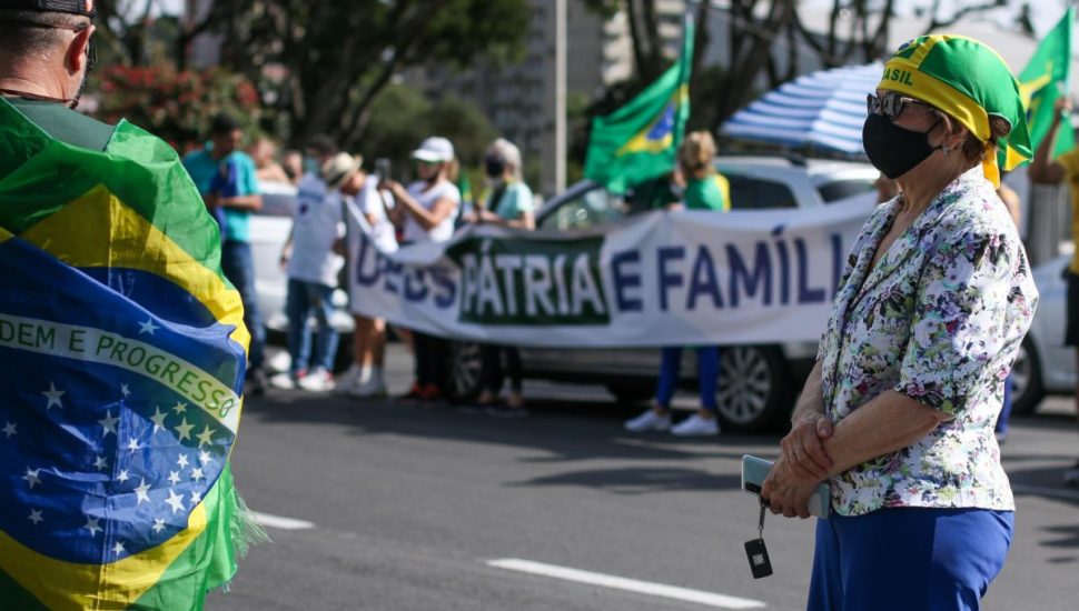 Marcha pra famílai reúne menos de 100 pessoas em Curitiba