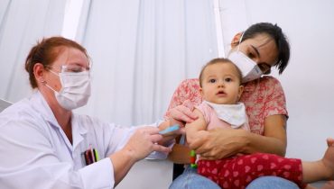 Bebê é vacinado contra a gripe