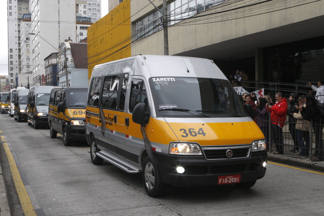 Alívio para donos de vans escolares e taxis