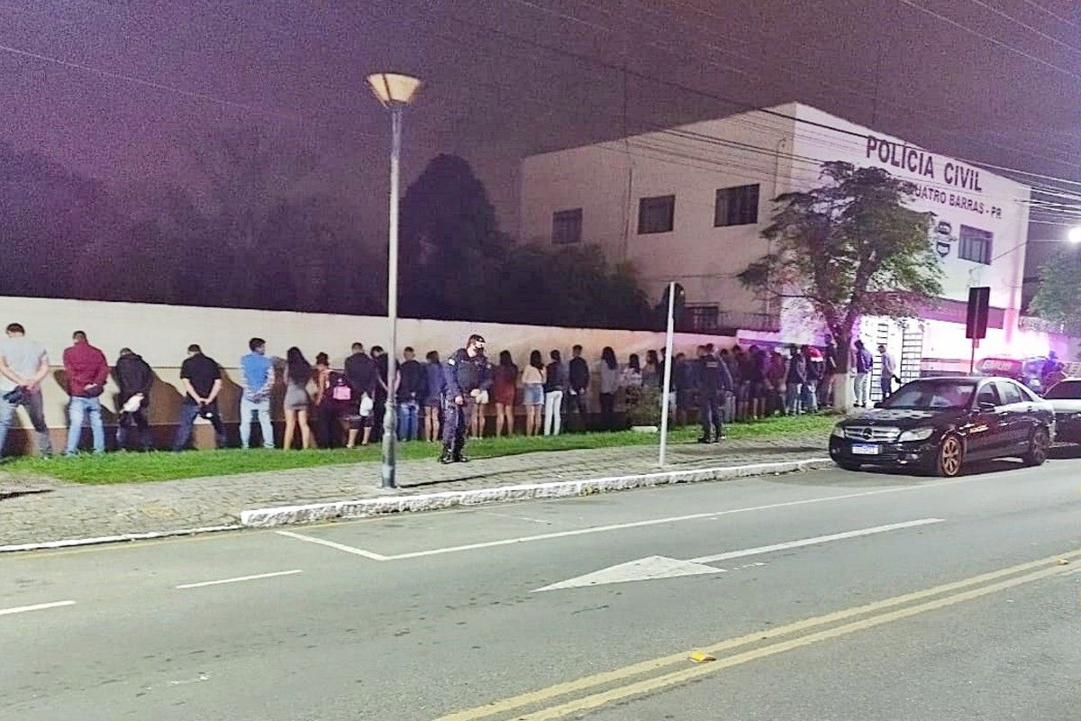 Aglomeração e festa clandestina em Quatro Barras