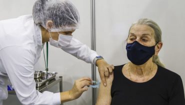 Vacinação de idosos contra a covid-19