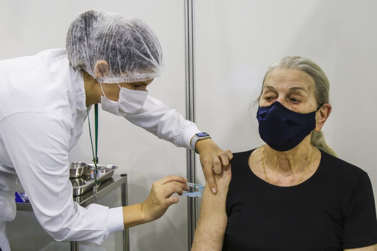 Vacinação de idosos contra a covid-19