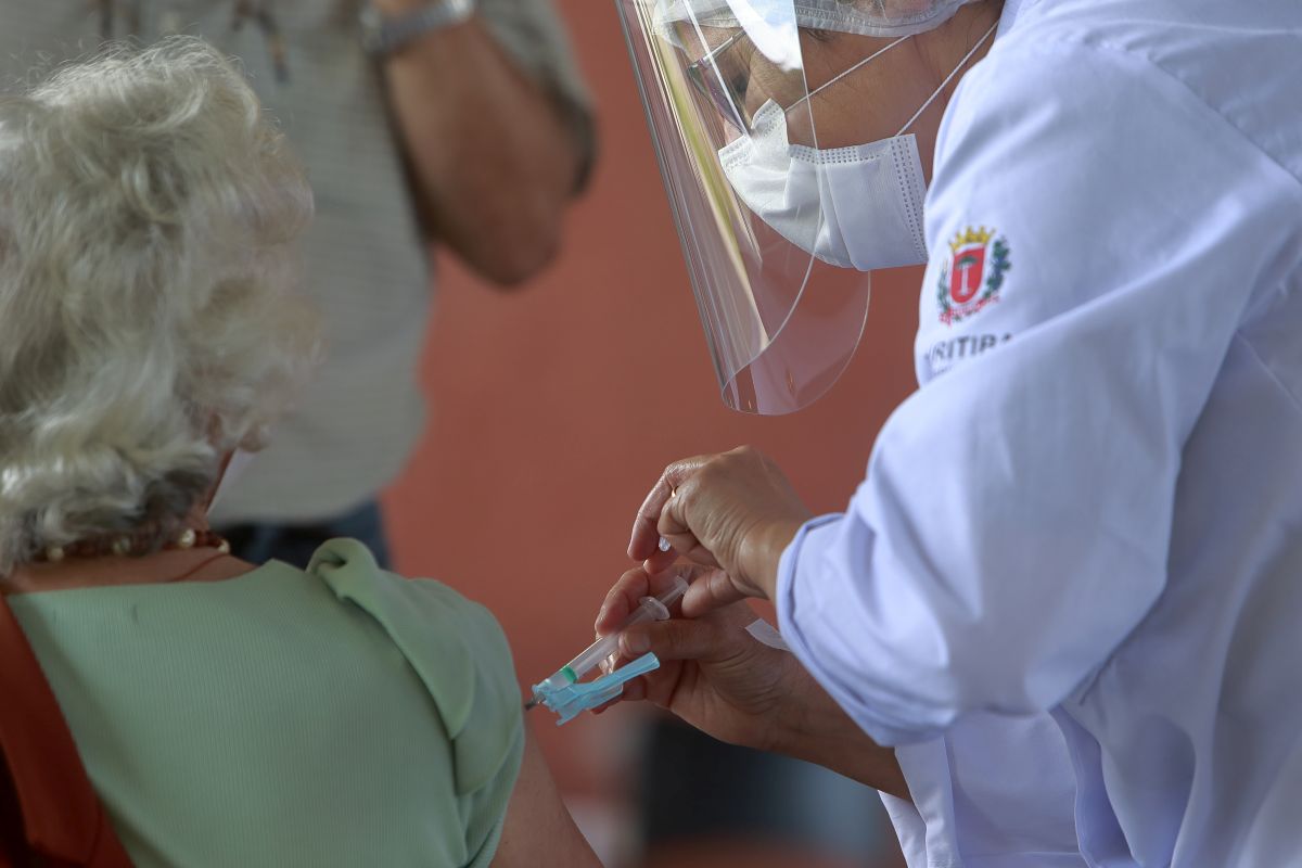 Nùmero de mortes em idosos de Curitiba caiu após início da vacinação