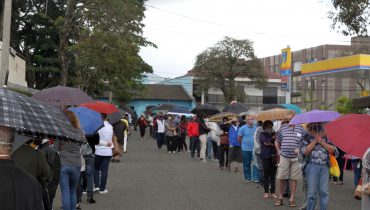 Fila quilométrica nos arredores do ponto de vacinação do Boa Vista