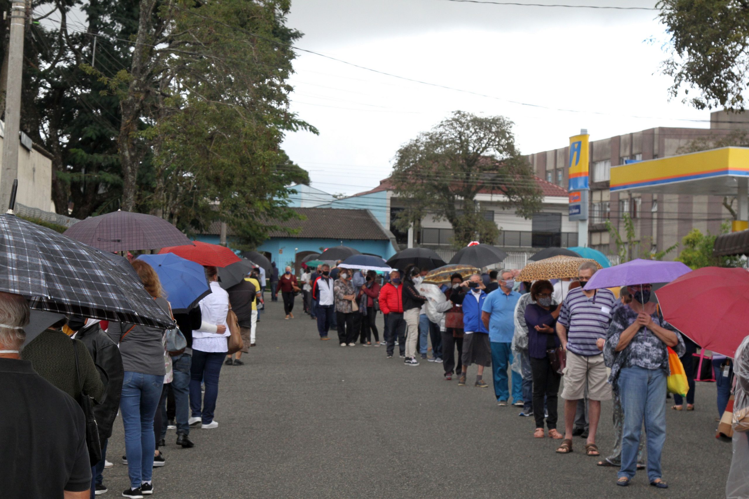 Fila quilométrica nos arredores do ponto de vacinação do Boa Vista