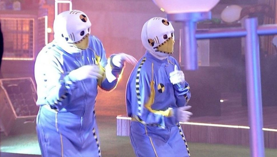 Boninho de dummy na festa do BBB 21