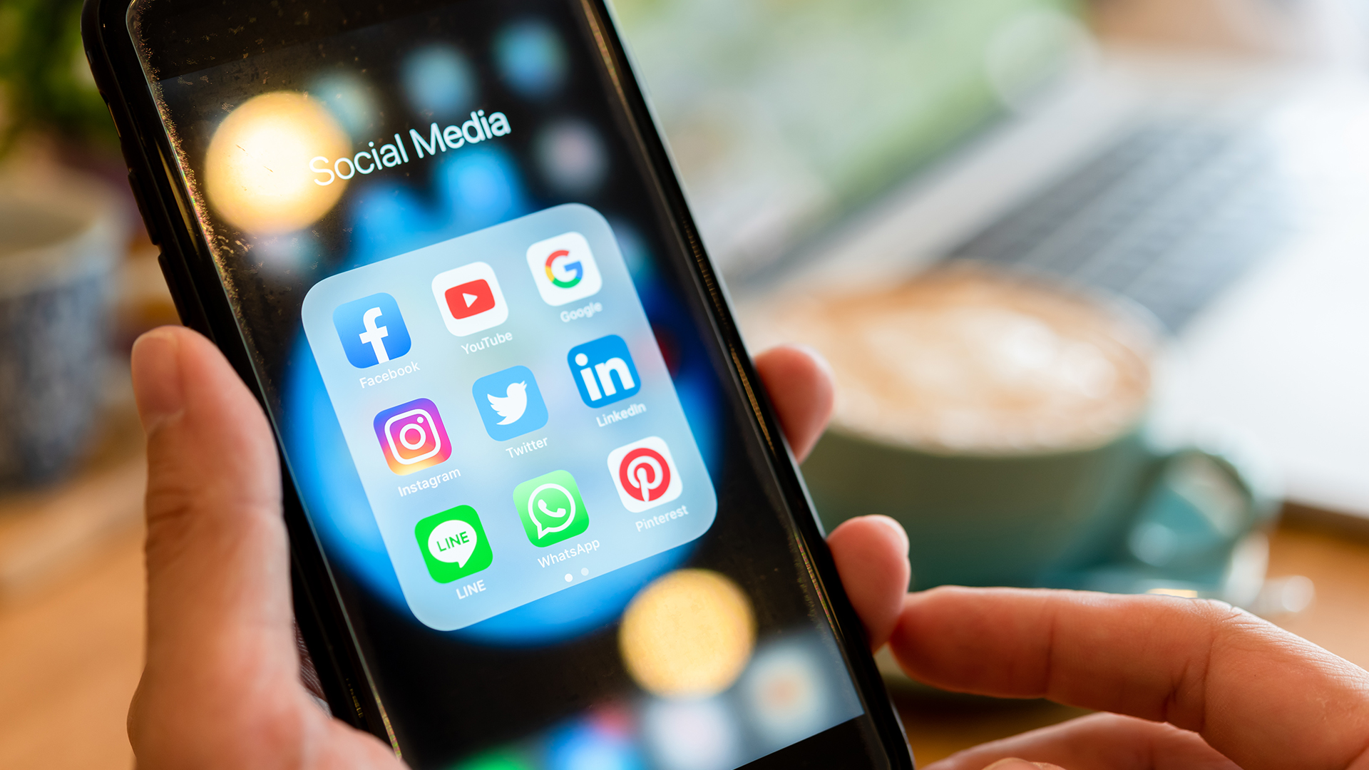 Redes sociais devem conter mensagens de como o profissional quer ser visto pelo mercado. / Foto: ShutterStock