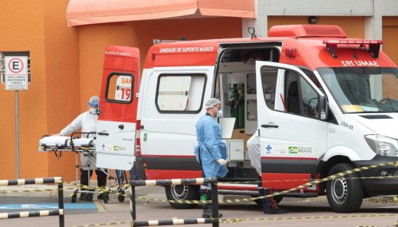 Ambulância no Hospital do Trabalhador em Curitiba
