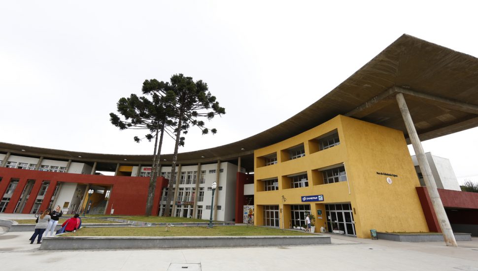 Ruas da cidadania oferecem dezenas de serviços nos bairros de Curitiba