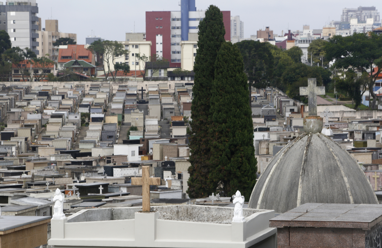 Cemitérios de Curitiba estarão prontos para receber visitantes no domingo das mães