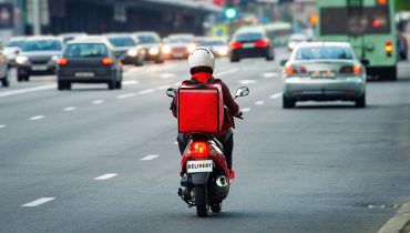 Mais que um veículo, as motos são importantes ferramentas de trabalho para os entregadores. / Foto: ShutterStock