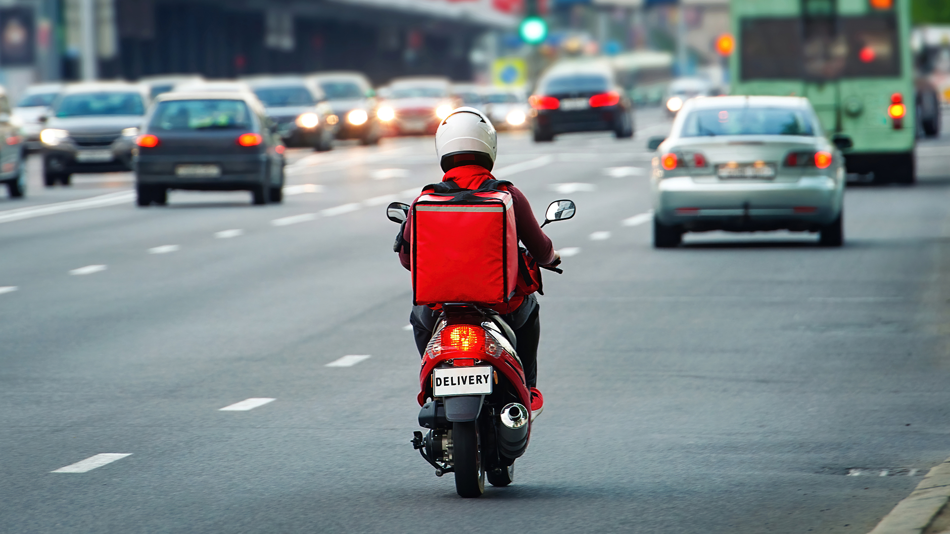 Mais que um veículo, as motos são importantes ferramentas de trabalho para os entregadores. / Foto: ShutterStock