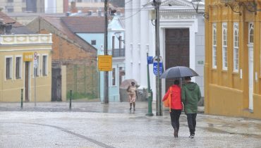 Previsão do tempo tem frio e chuva para Curitiba