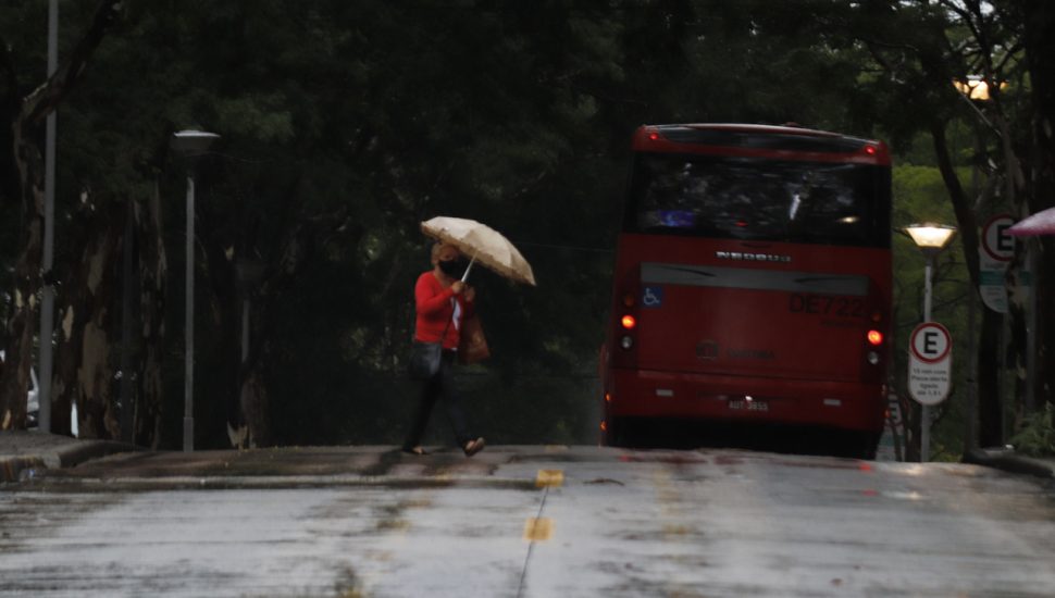 Em 24 horas choveu 5 vezes mais do que o mês de abril em Curitiba