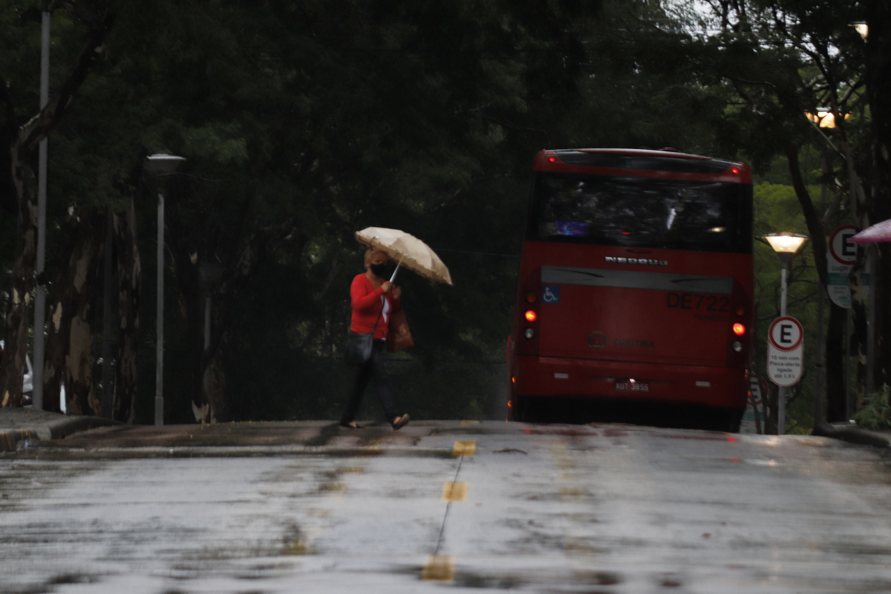Em 24 horas choveu 5 vezes mais do que o mês de abril em Curitiba