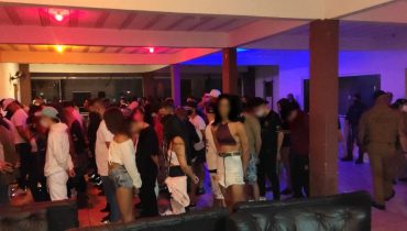 Bandeira amarela proíbe aglomerações de pessoas em pé