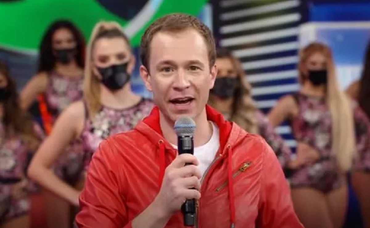 Tiago Leiferto apresentando o domingão dos faustão