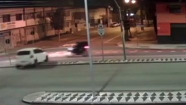 Vídeo impressionante mostra carro invadindo calçada e batendo contra motociclista em Curitiba