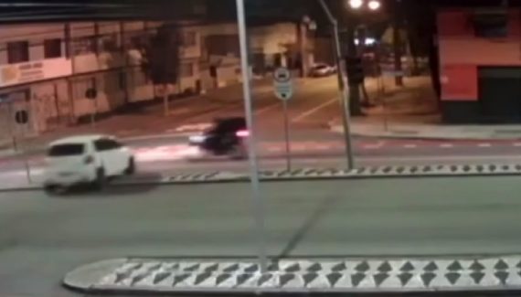 Vídeo impressionante mostra carro invadindo calçada e batendo contra motociclista em Curitiba
