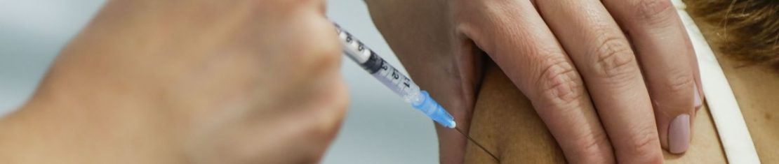 Vacinação em Curitiba chega a pessoas com 50 anos