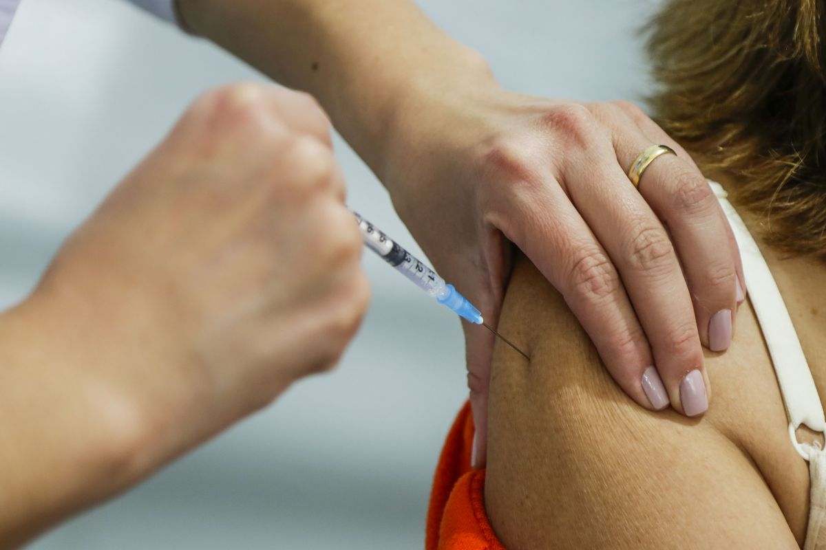 Vacinação em Curitiba chega a pessoas com 50 anos