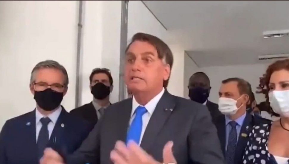 Bolsonaro tira a máscara