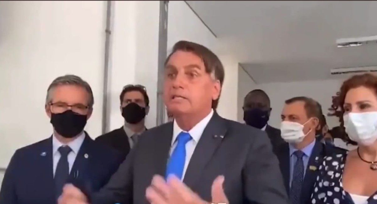 Bolsonaro tira a máscara